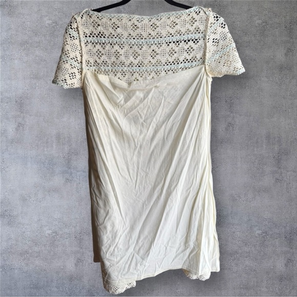 1960’s Vintage Crocheted Cream Knit Shift Dress W/Blue Ribbon Details - Picture 5 of 6